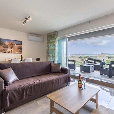 3 Bedroom Apartment - Walking Distance From Airport Gudja Eksteriør billede