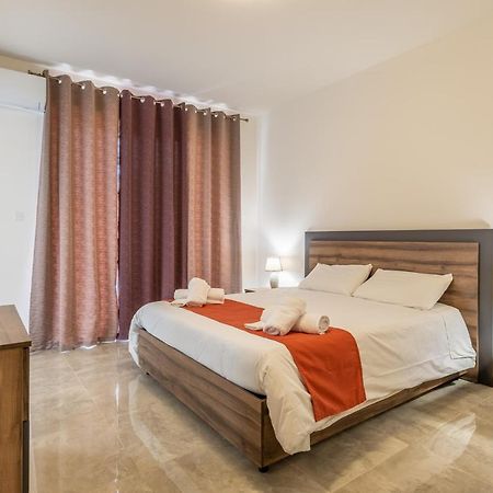 3 Bedroom Apartment - Walking Distance From Airport Gudja Eksteriør billede