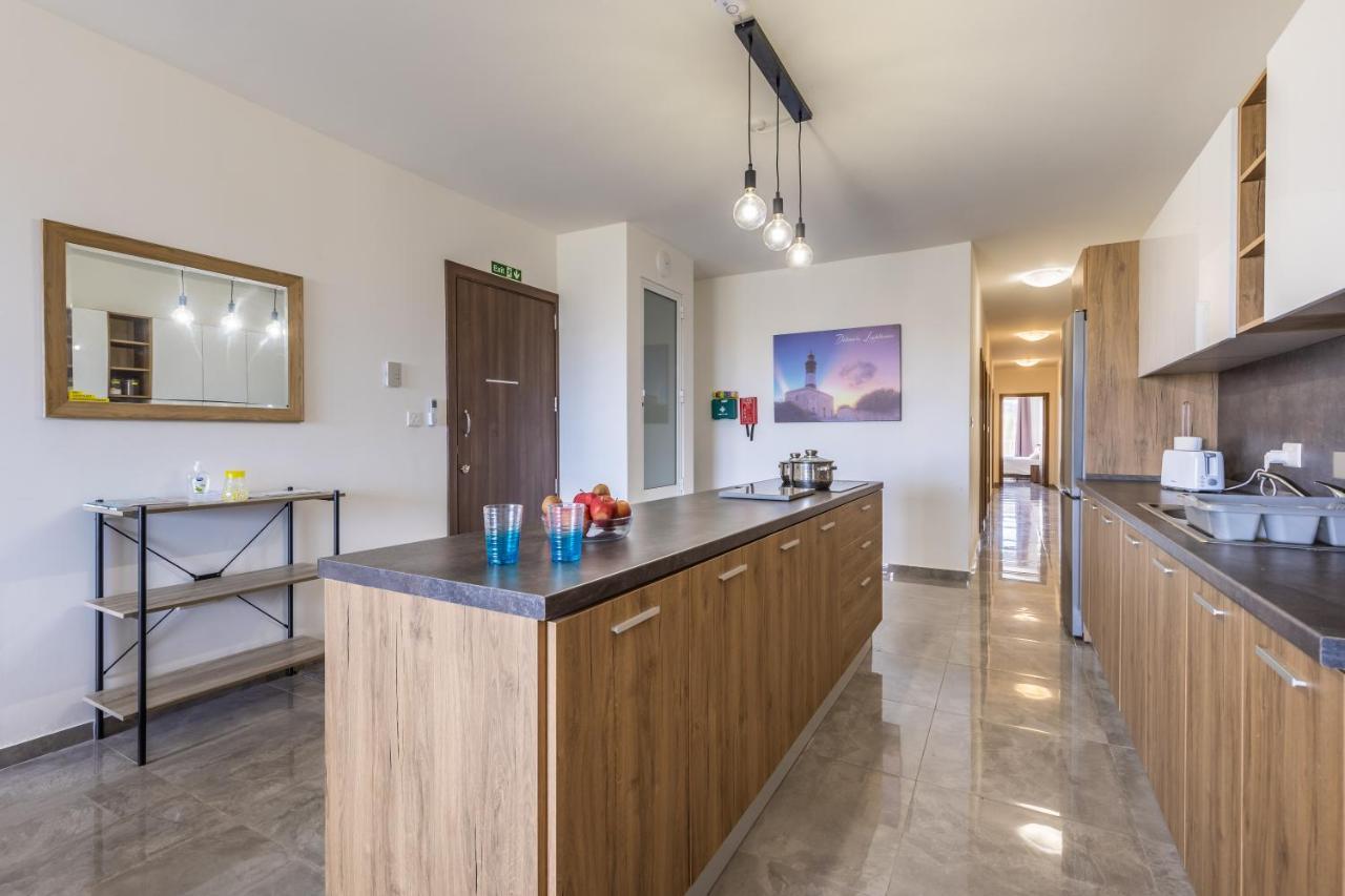 3 Bedroom Apartment - Walking Distance From Airport Gudja Eksteriør billede