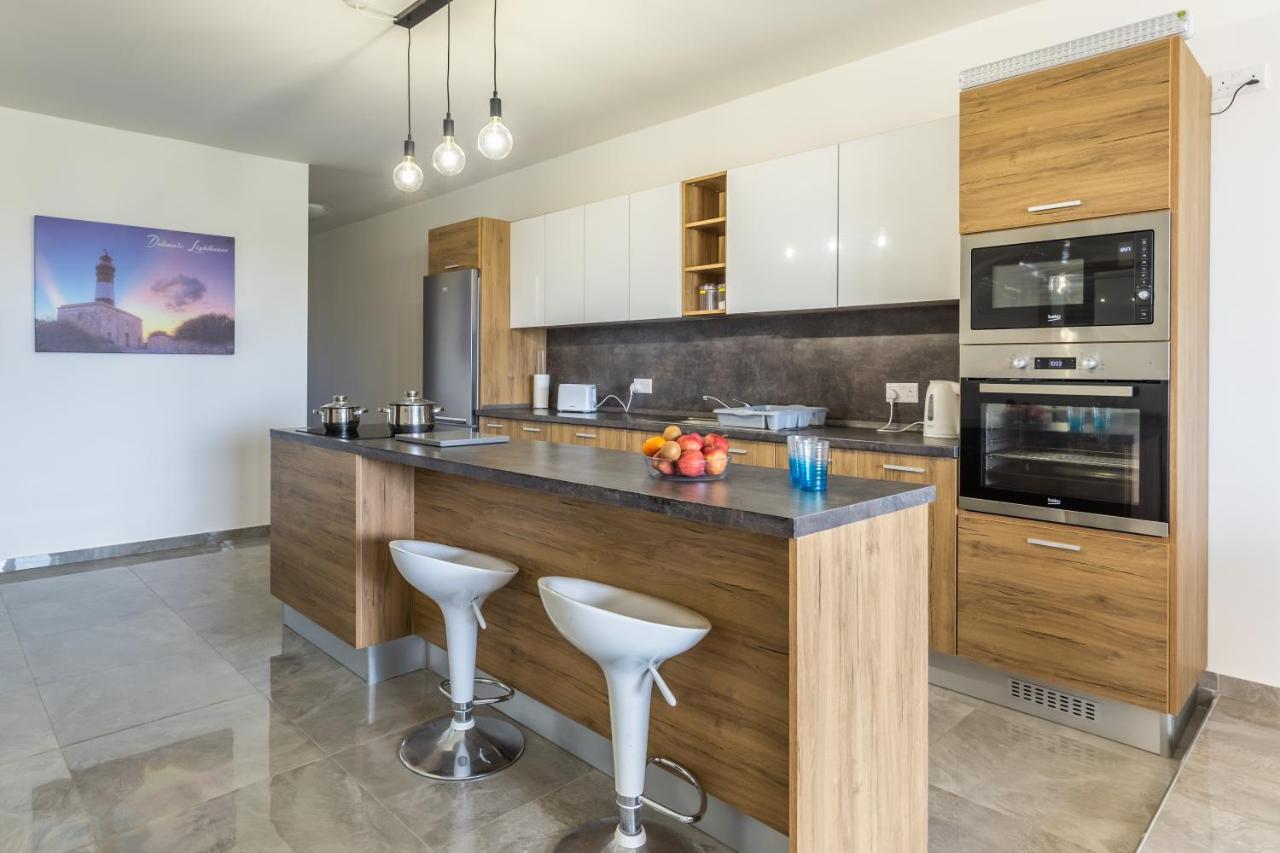 3 Bedroom Apartment - Walking Distance From Airport Gudja Eksteriør billede