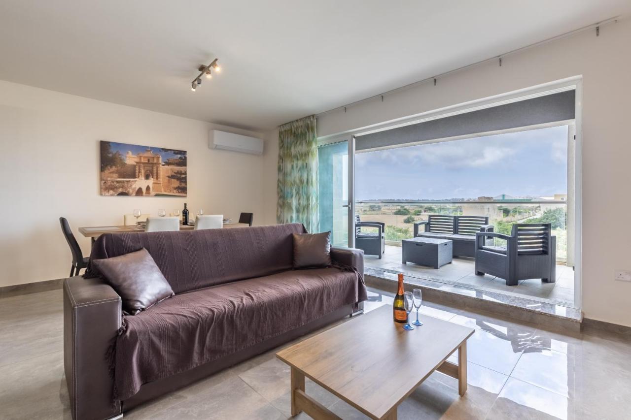 3 Bedroom Apartment - Walking Distance From Airport Gudja Eksteriør billede
