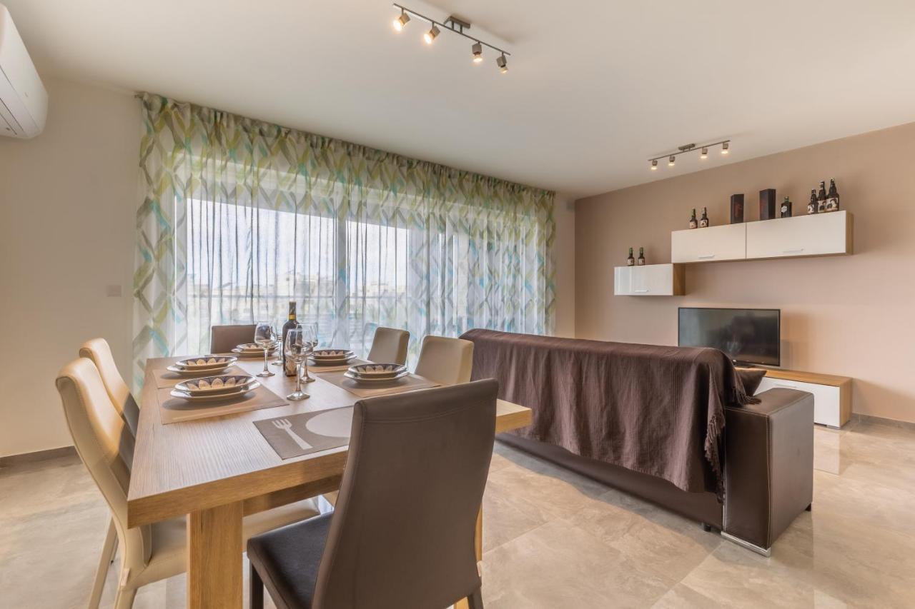 3 Bedroom Apartment - Walking Distance From Airport Gudja Eksteriør billede