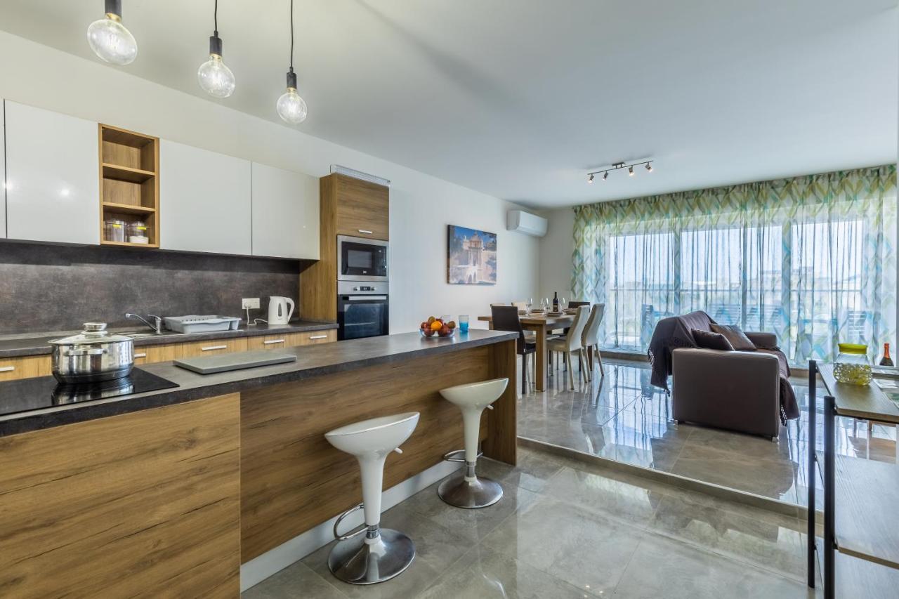 3 Bedroom Apartment - Walking Distance From Airport Gudja Eksteriør billede
