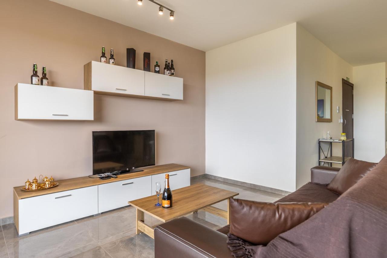 3 Bedroom Apartment - Walking Distance From Airport Gudja Eksteriør billede