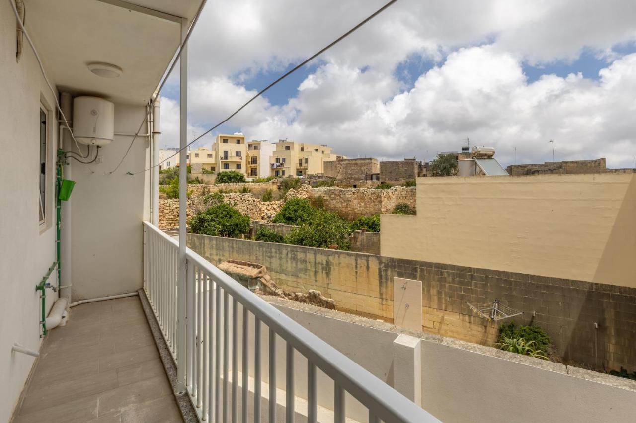 3 Bedroom Apartment - Walking Distance From Airport Gudja Eksteriør billede