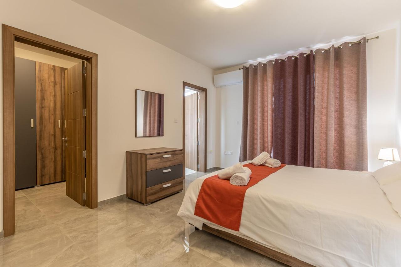 3 Bedroom Apartment - Walking Distance From Airport Gudja Eksteriør billede