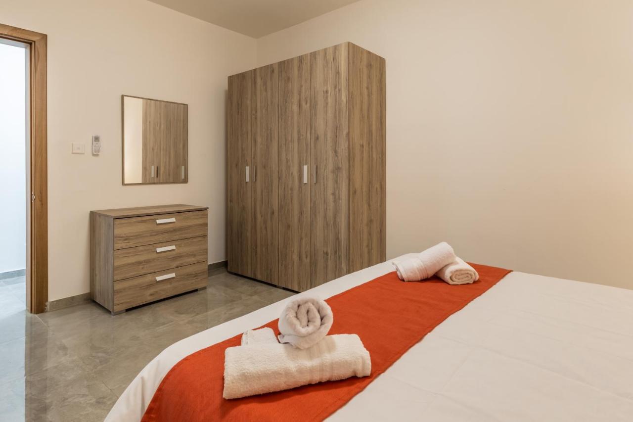 3 Bedroom Apartment - Walking Distance From Airport Gudja Eksteriør billede