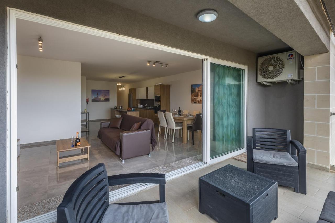 3 Bedroom Apartment - Walking Distance From Airport Gudja Eksteriør billede