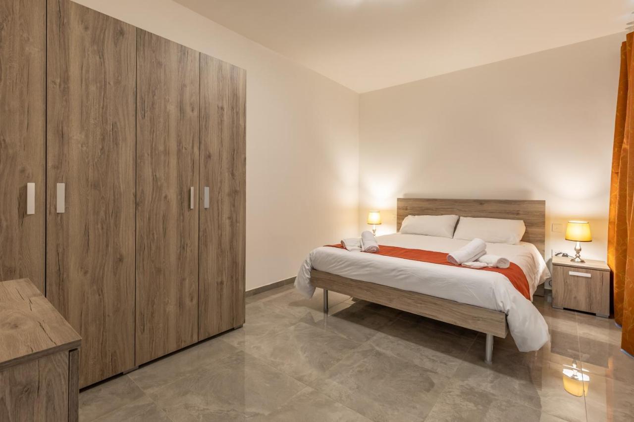 3 Bedroom Apartment - Walking Distance From Airport Gudja Eksteriør billede